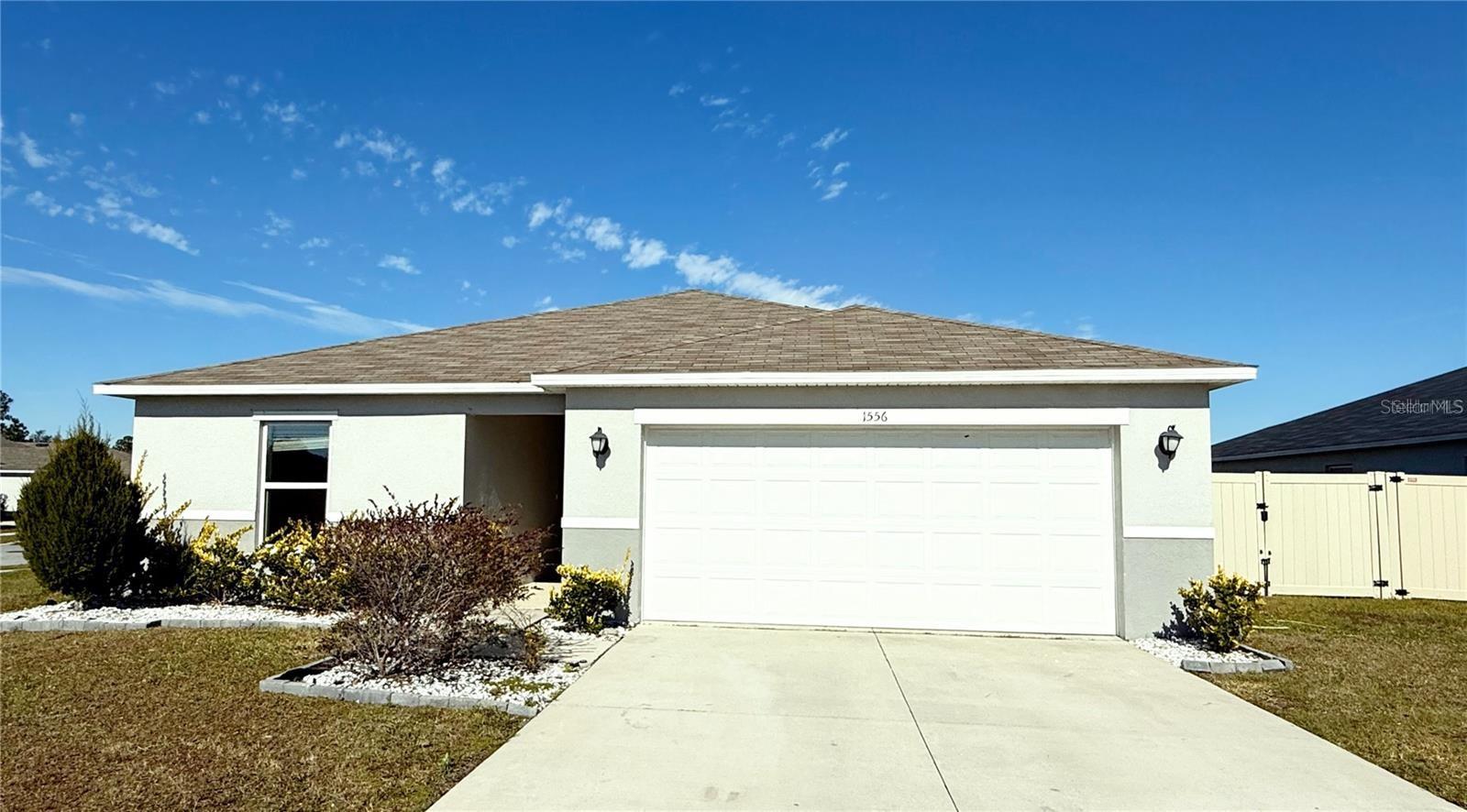 Beautiful House for Rent
Spacious home with 4 bedrooms and 2 bathrooms, ideal for families or those seeking more comfort and extra space.
Modern open kitchen equipped with appliances.
Large, fully fenced backyard, perfect for enjoying sunsets, family gatherings, and outdoor activities.
Private entrance and off-street parking.
Includes washer, dryer, and outdoor storage area.
Pets welcome (with approval).
Excellent location, close to schools, parks, shopping, and public transportation.
Contact us today for more information or to schedule a showing.
Your next home is waiting.
