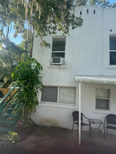 Upstairs studio available close to Manatee Memorial and the river front. Washer and dryer on site, it's free for tenants to use. Rent Includes: Water, FPL, Trash and Lawn Maintenance. NO PETS.