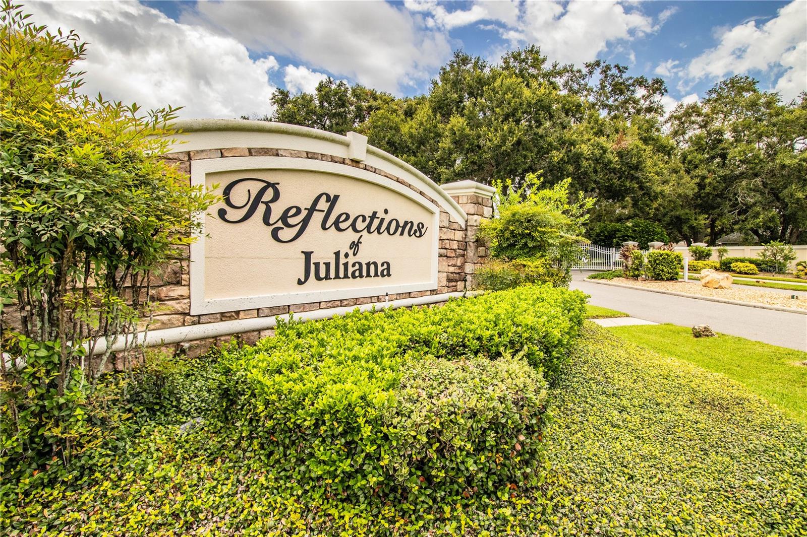 REFLECTIONS JULIANA PH 02 - Residential