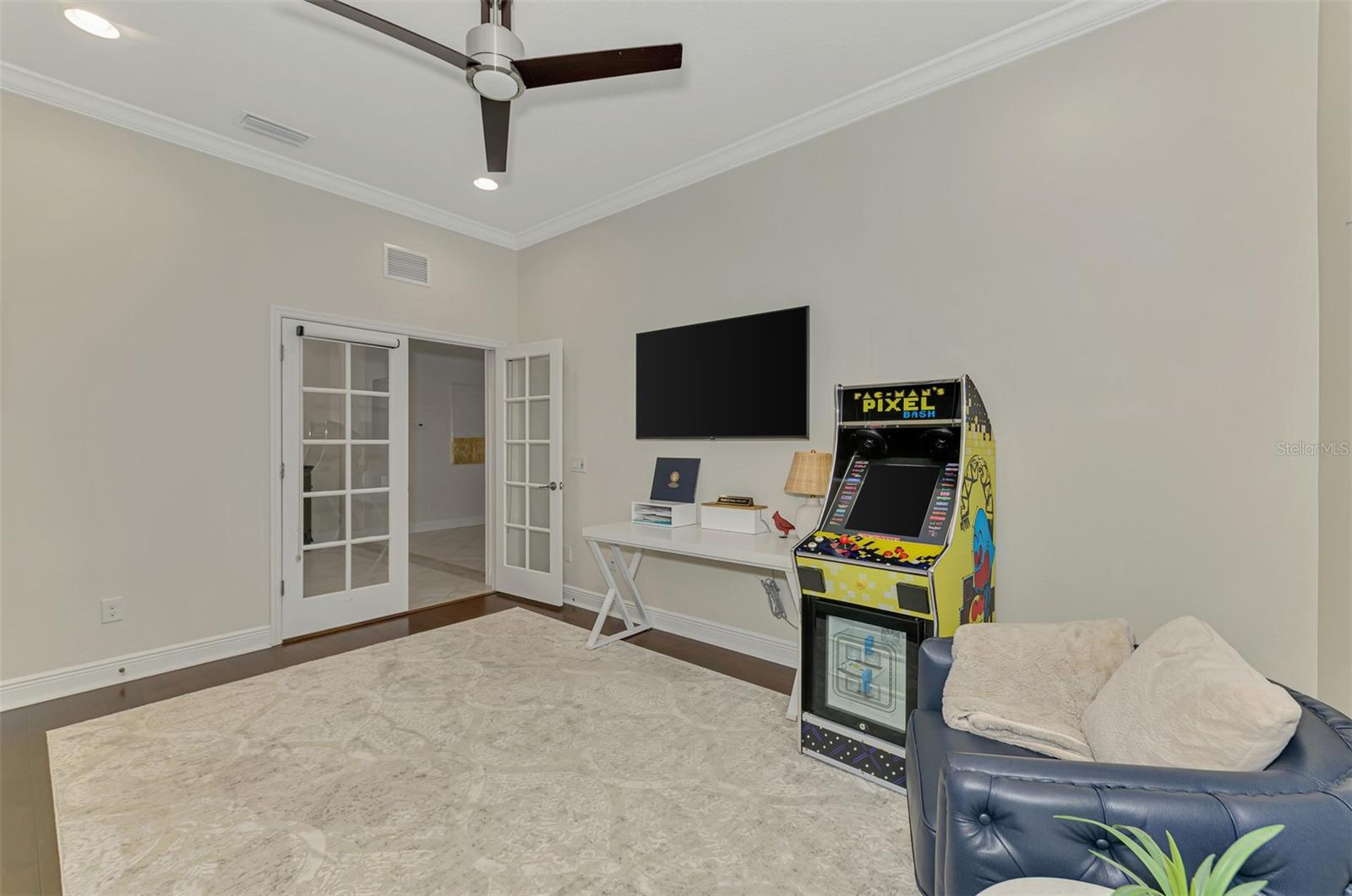 COUNTRY CLUB EAST - Residential