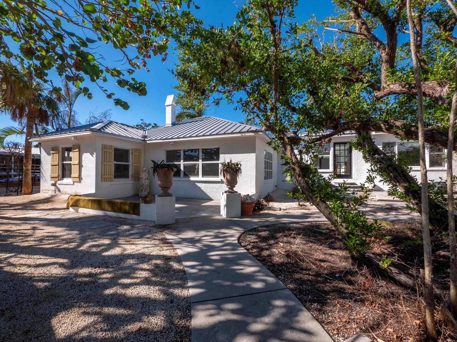 611 HIBISCUS WAY