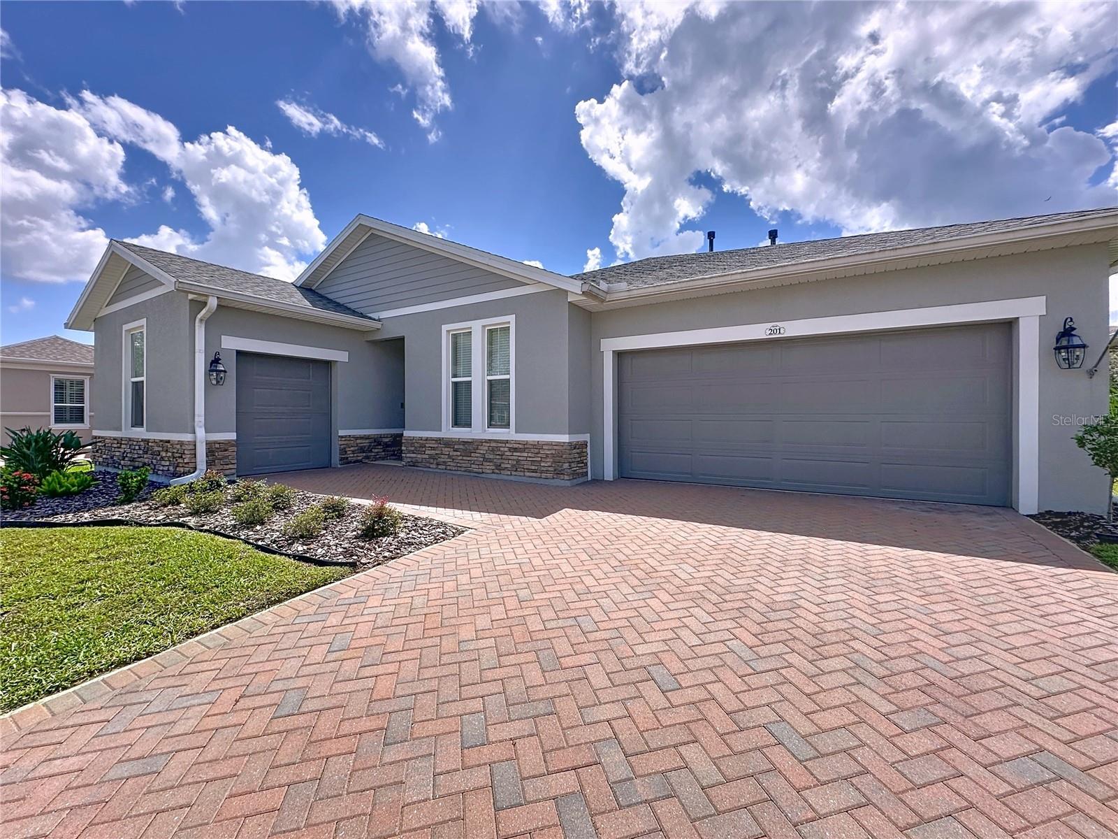 CASCADES OF GROVELAND (TRILOGY) - Residential