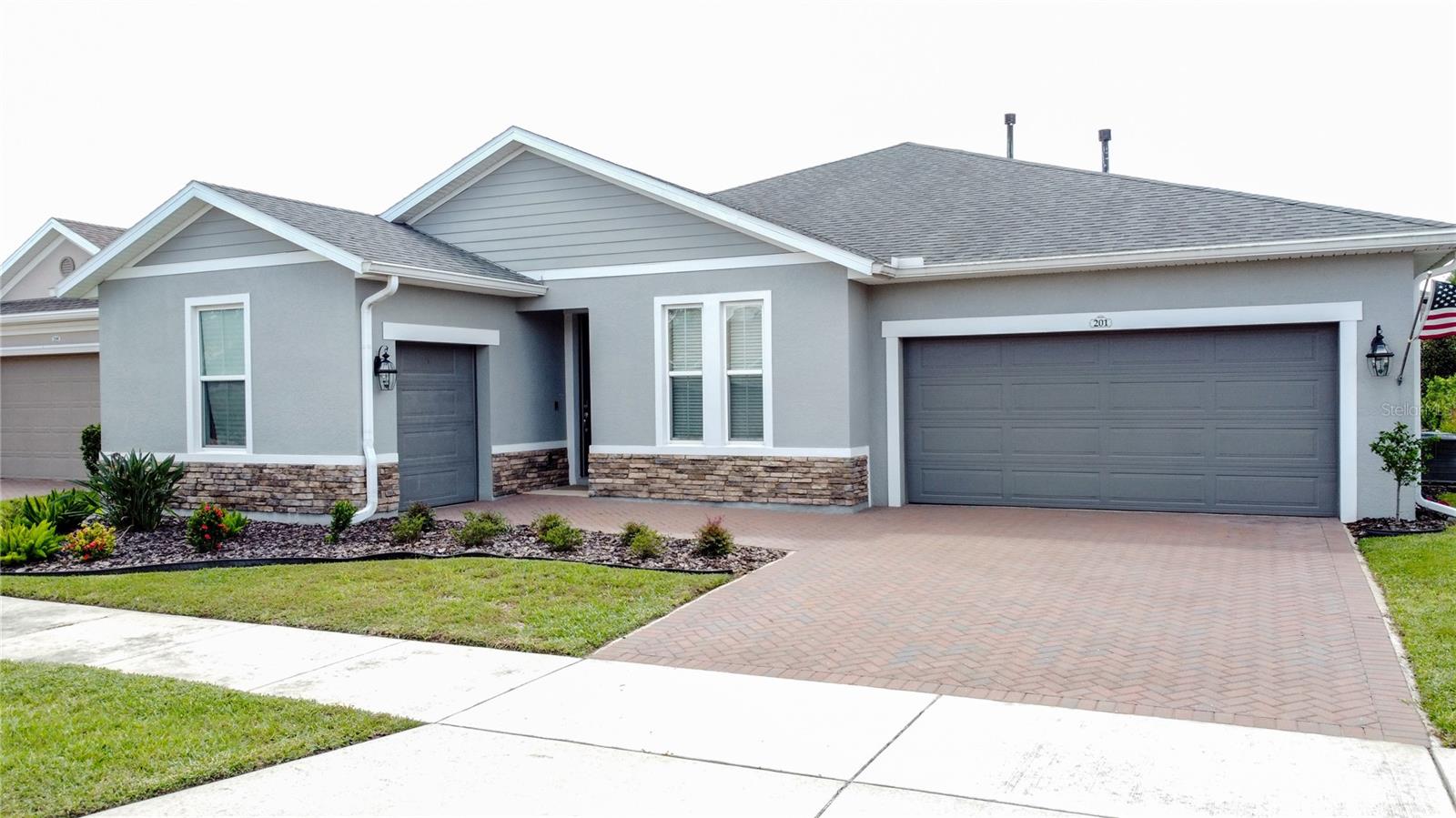 CASCADES OF GROVELAND (TRILOGY) - Residential
