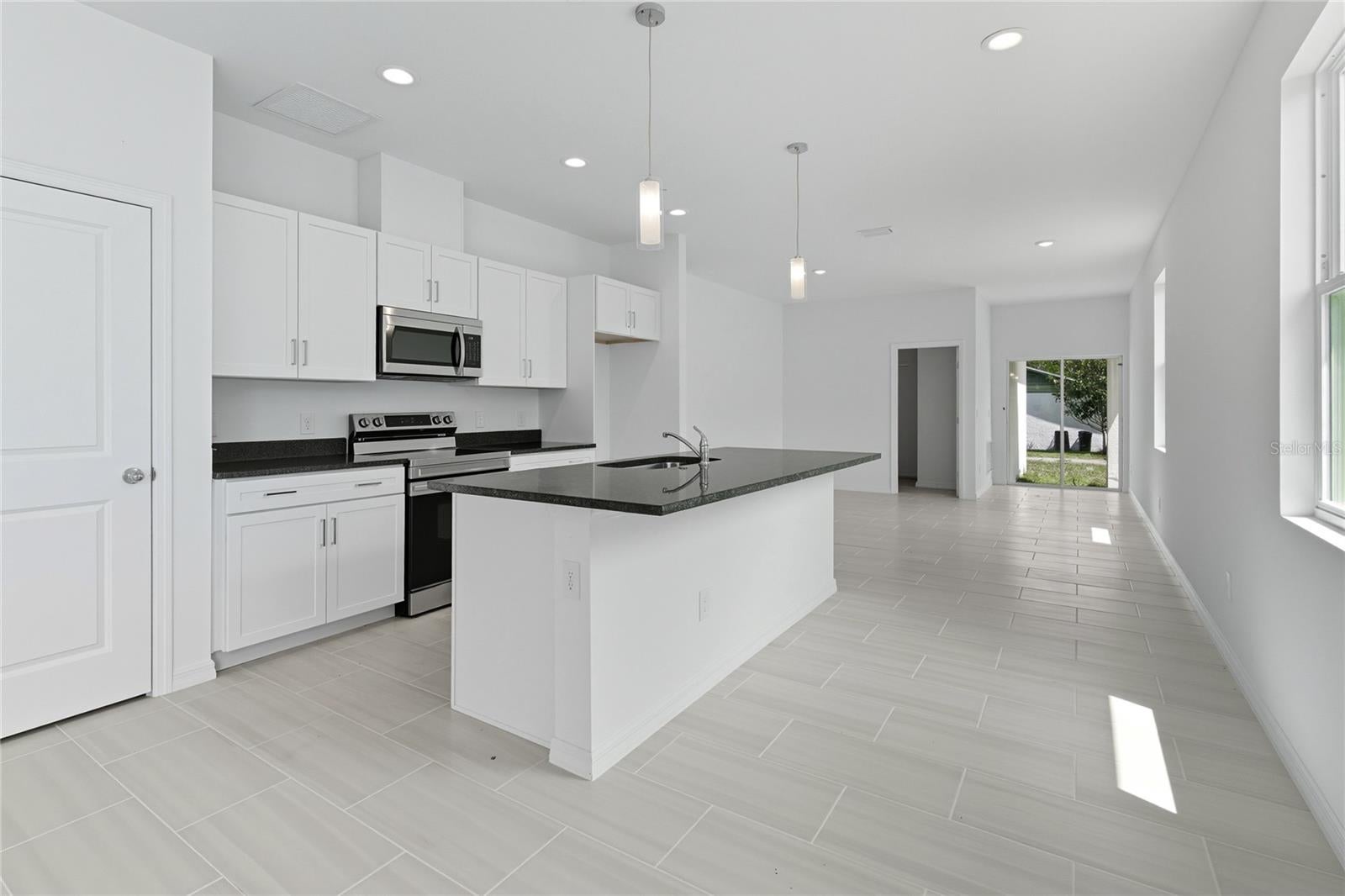 817 S LOCUST AVENUE