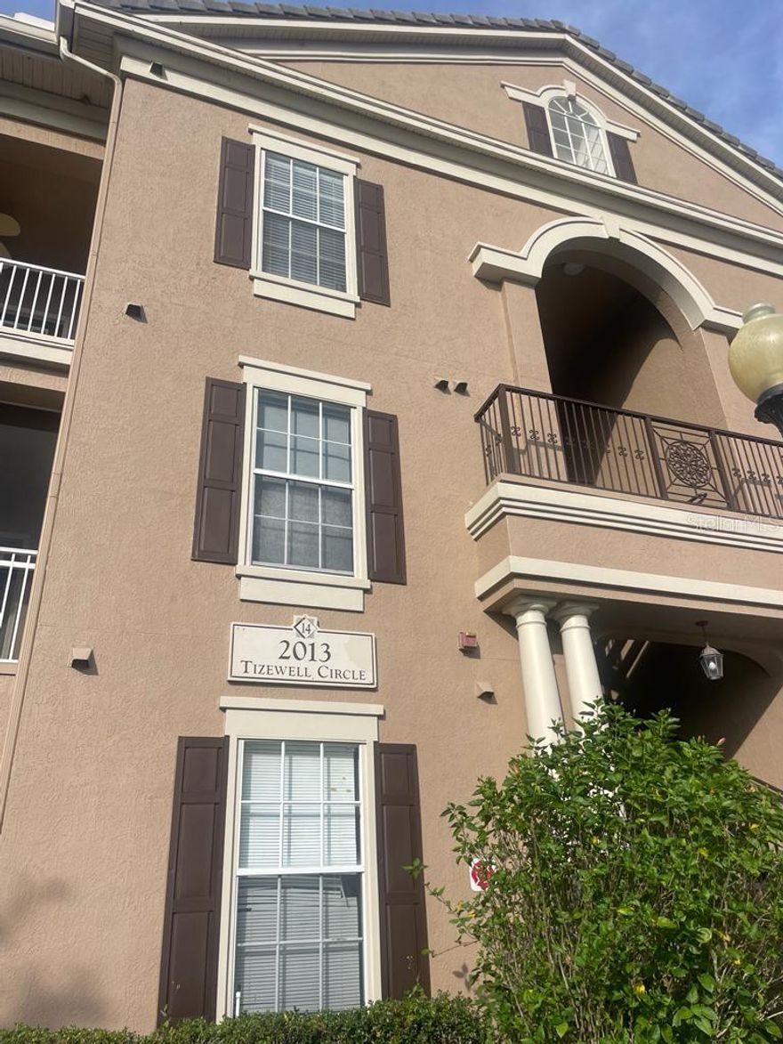 Great rental opportunity in the desirable gated community of Capri within Hunters Creek! This charming 1-bedroom, 1-bath second-floor condo offers a bright and open layout, seamlessly connecting the living and dining areas—perfect for comfortable everyday living.
The kitchen features a convenient breakfast bar and a spacious closet pantry, providing both functionality and style. Residents enjoy access to fantastic community amenities, including onsite management, a resort-style swimming pool, fitness center, clubhouse, and a sand volleyball court.
Ideally located near shopping, dining, and entertainment at The Loop Shopping District, with easy access to major highways for a smooth commute. Schedule your showing today—this one won’t last!