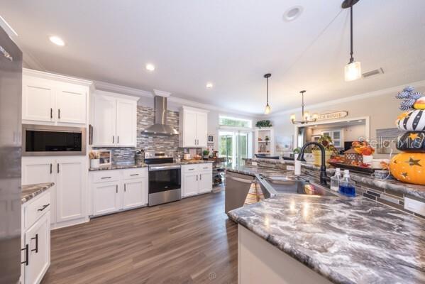 1225 HAZELNUT STREET