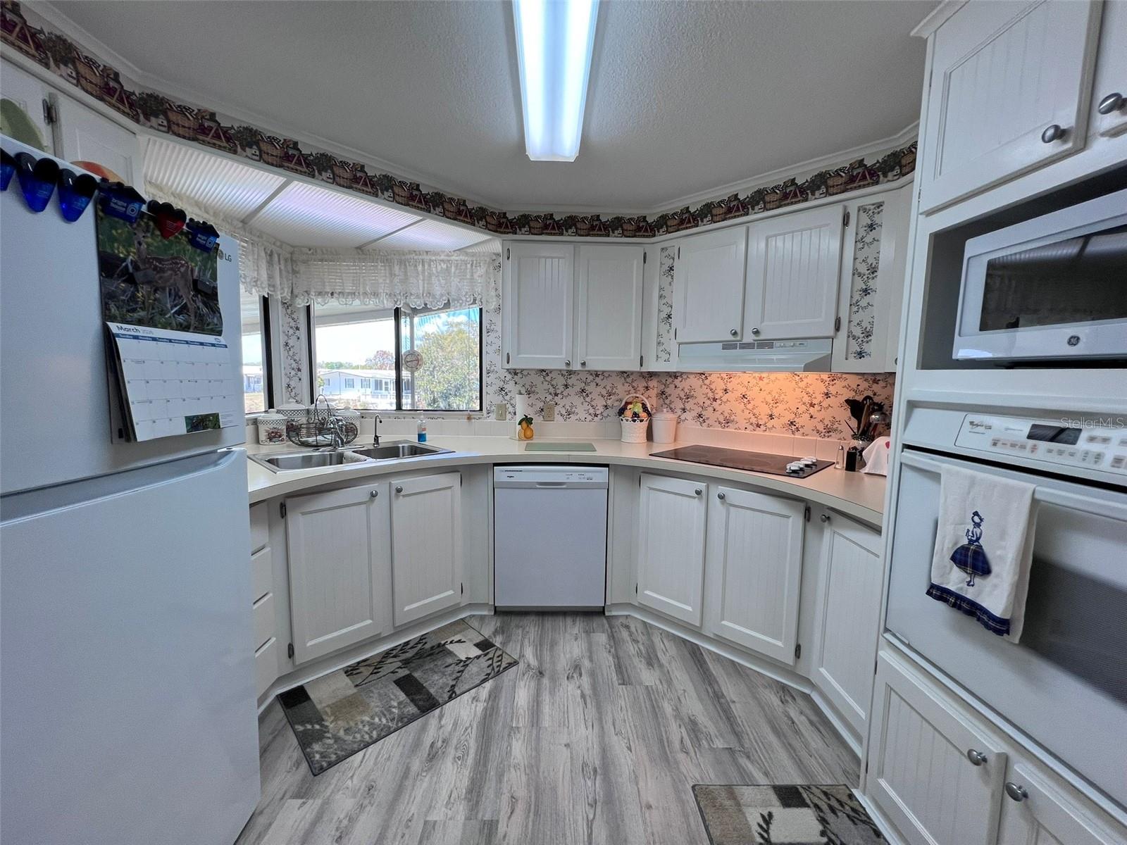 FLORAL LAKES - Residential