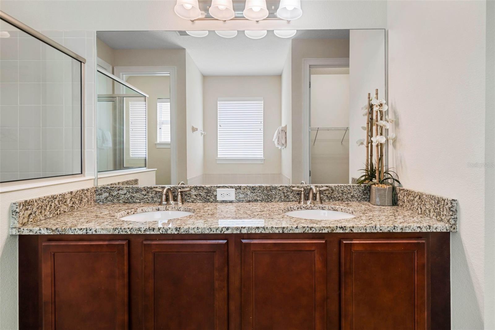 REUNION WEST PH 1 WEST & AMENT CTR RPLT - Residential Lease