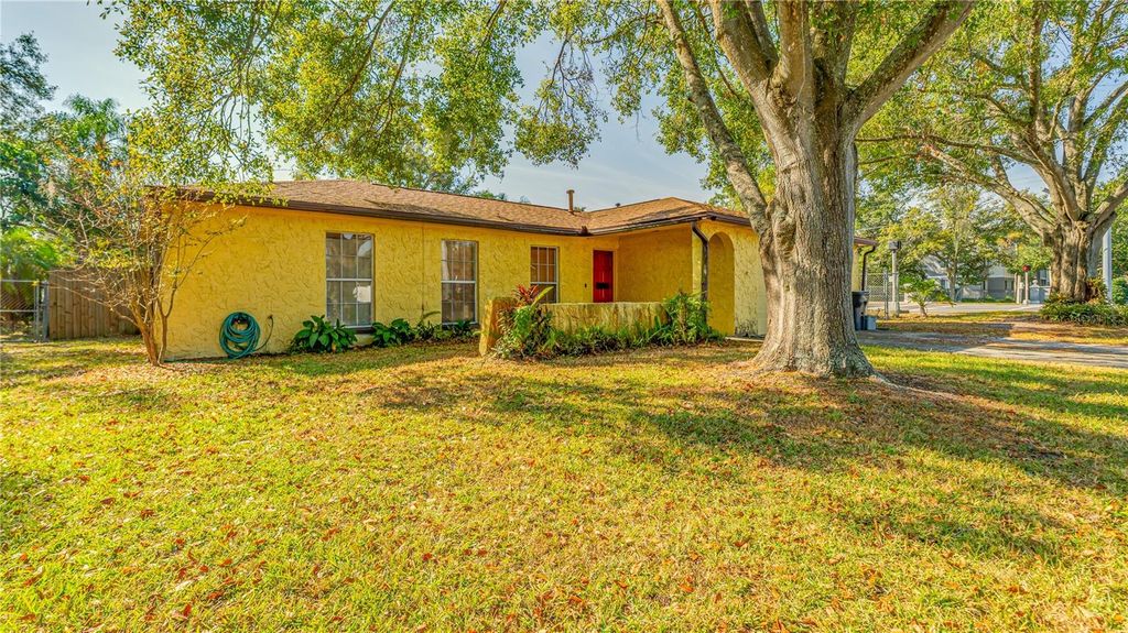 Photo of 633 Huntington Street, Brandon, FL 33511 (MLS # TB8451211)