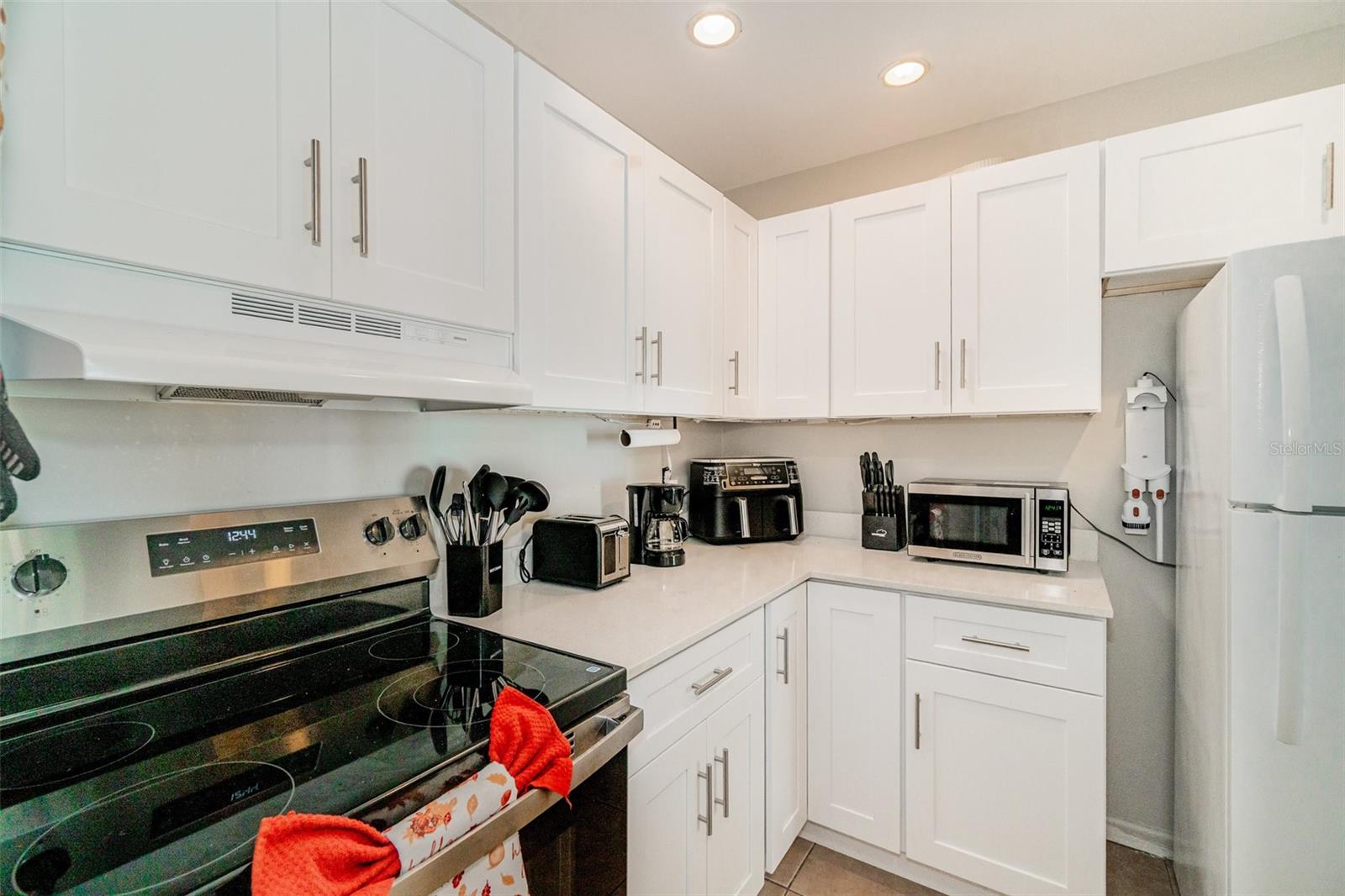 LAKESIDE CONDO APTS - Residential