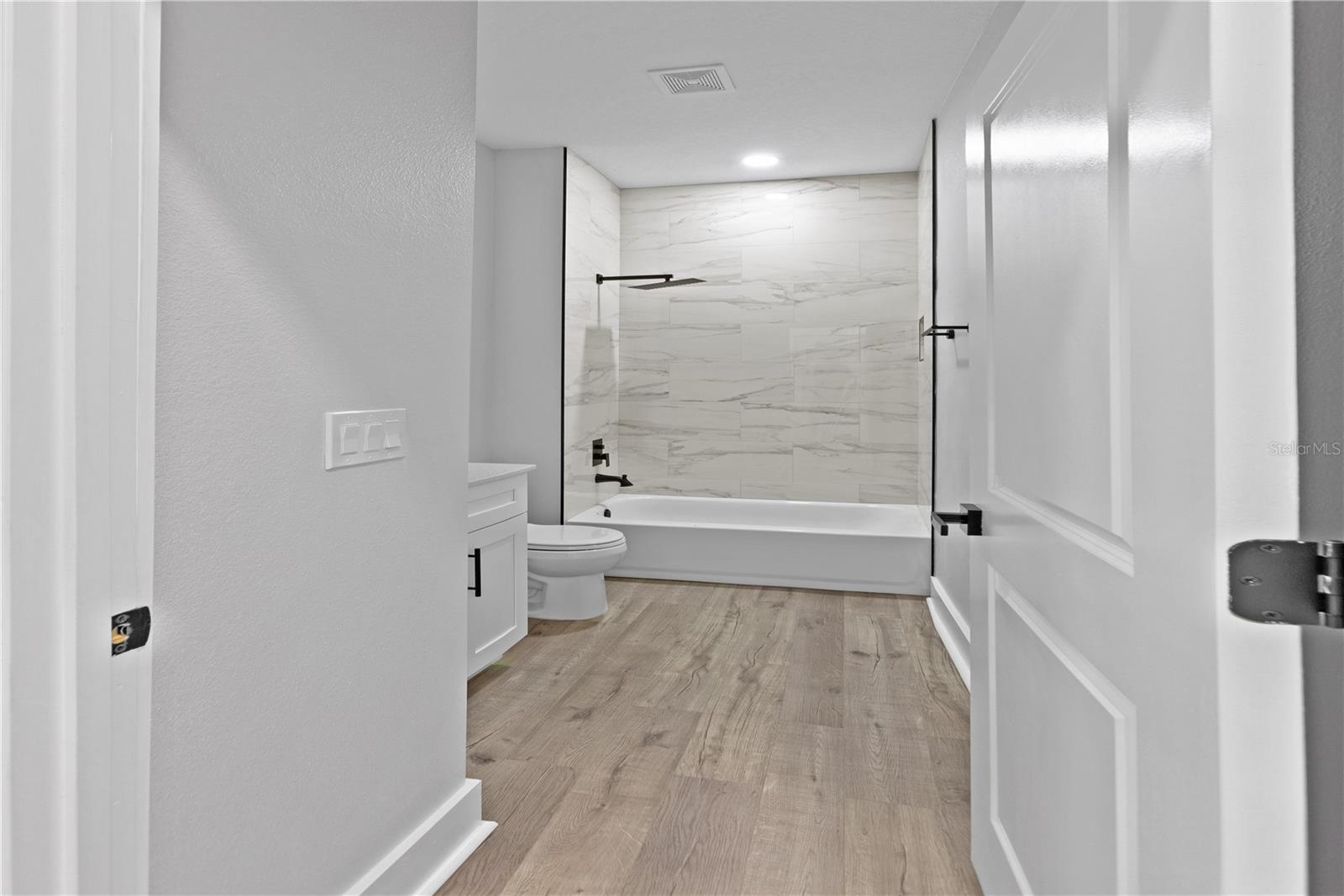 ROLLING HILLS UN ONE - Residential Lease