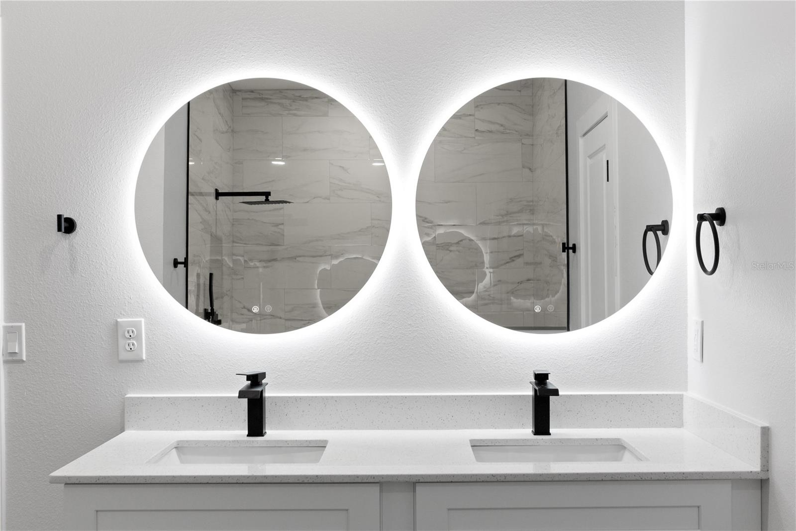 ROLLING HILLS UN ONE - Residential Lease