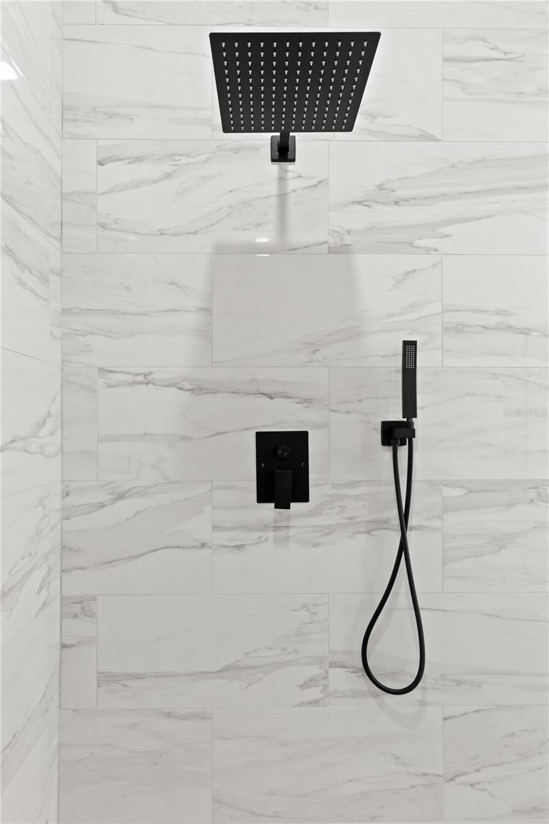 ROLLING HILLS UN ONE - Residential Lease