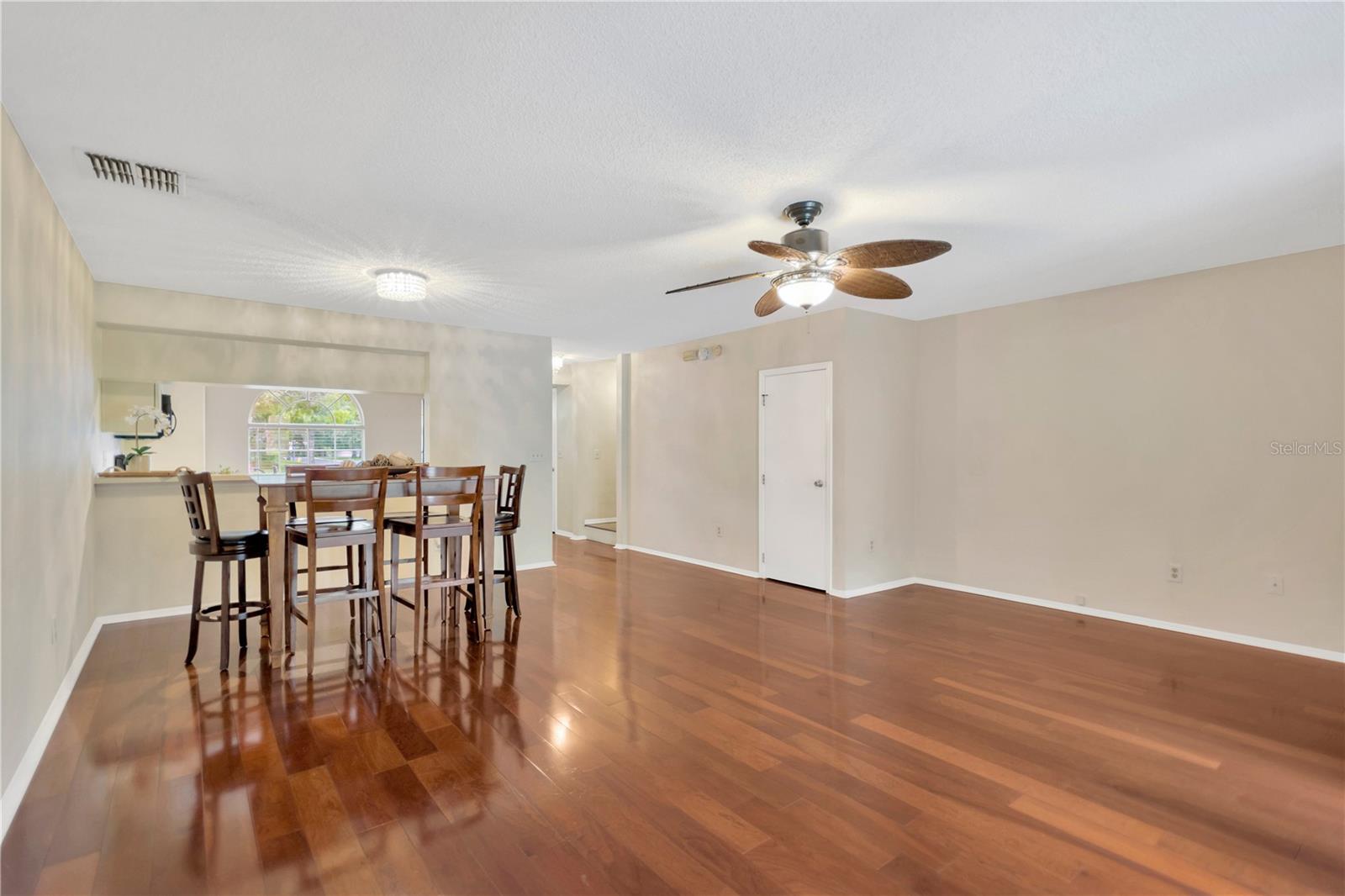 KINGSS COURT TWNHMS - Residential