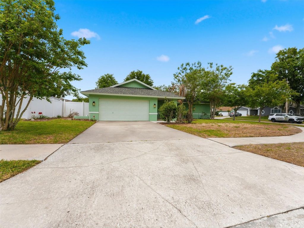 Photo of 1424 Oakwood Lane, Plant City, FL 33563 (MLS # TB8498025)