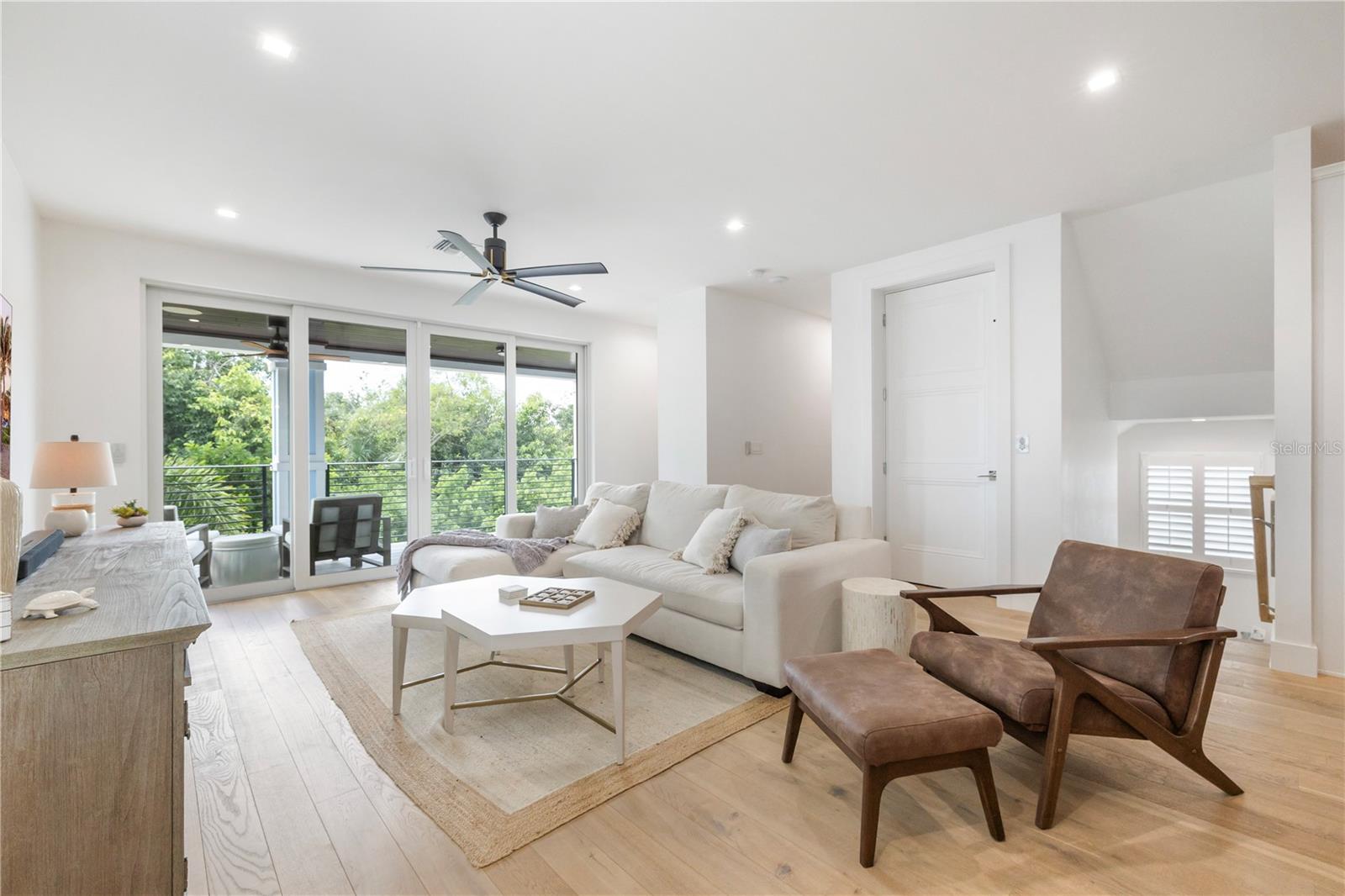 950 W OLYMPIA AVENUE