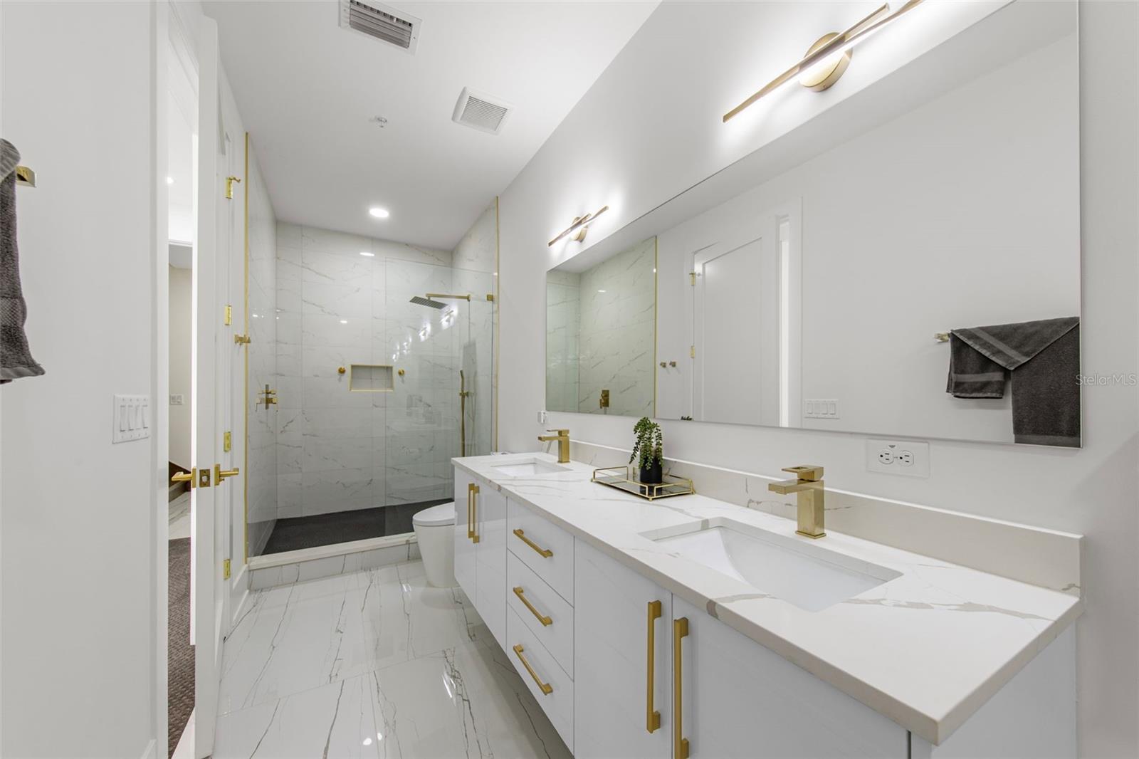 SCHOOL AVE TWNHMS - Residential