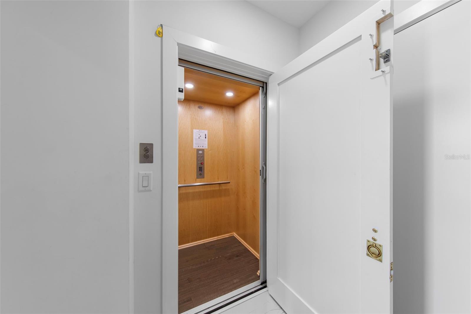 SCHOOL AVE TWNHMS - Residential