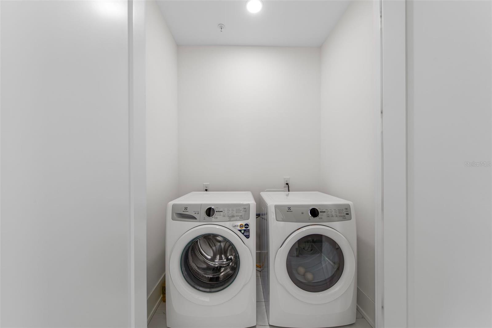 SCHOOL AVE TWNHMS - Residential