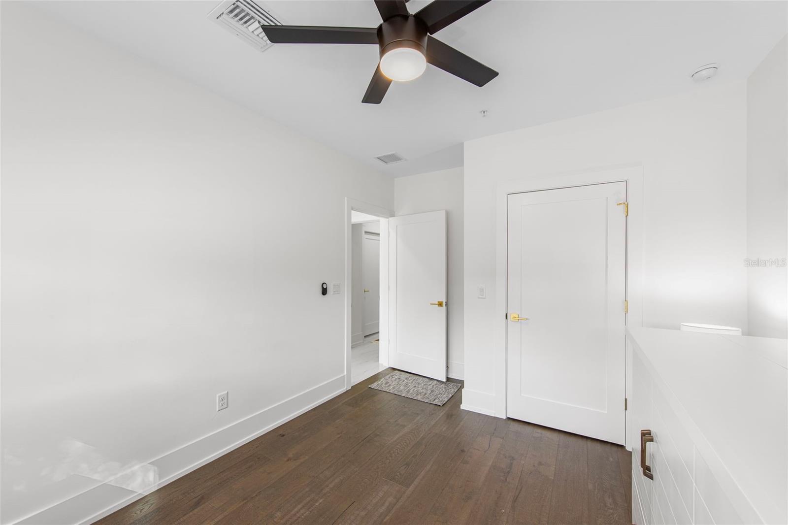 SCHOOL AVE TWNHMS - Residential