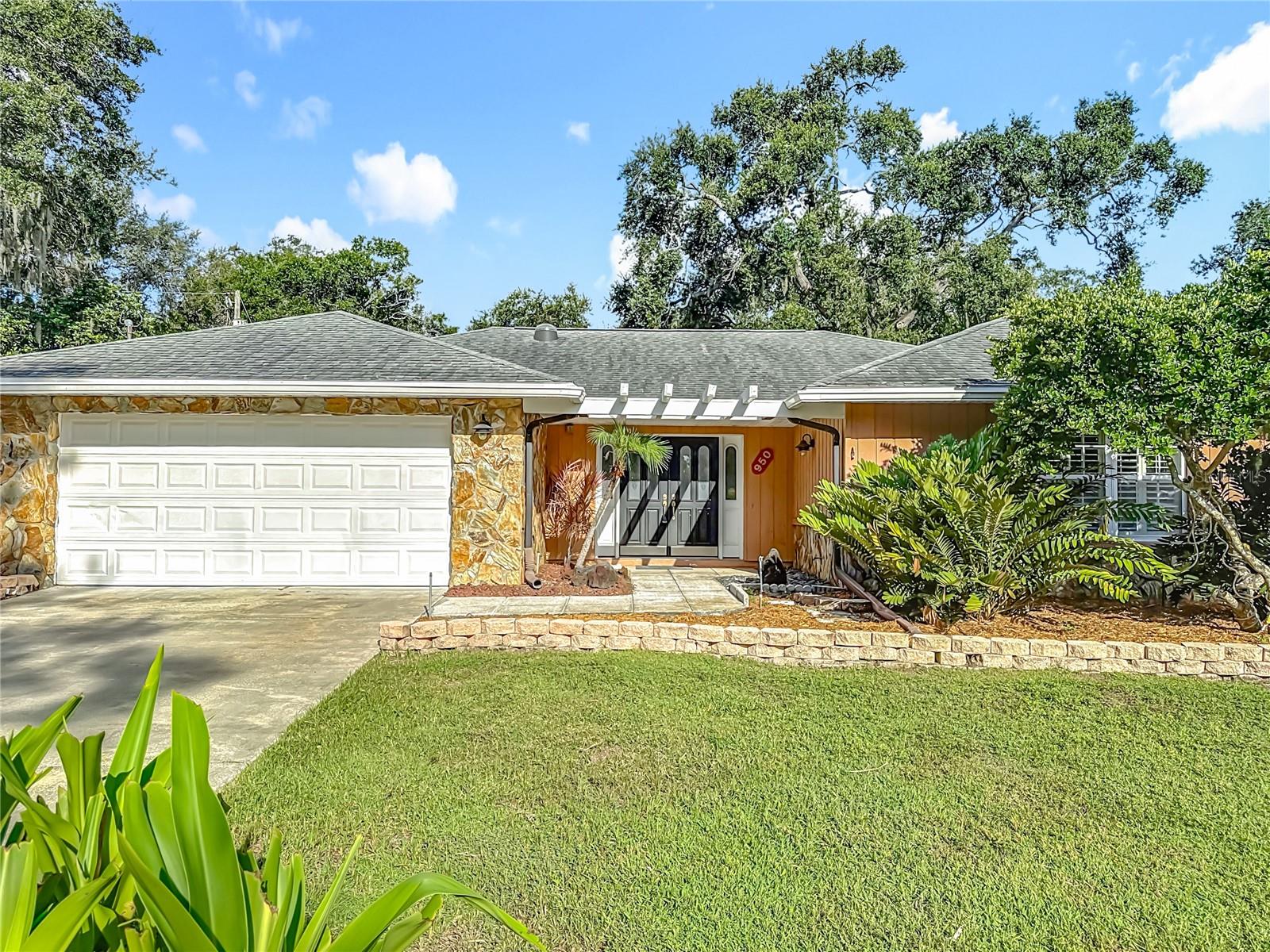 950 COLLEGE HILL DRIVE
