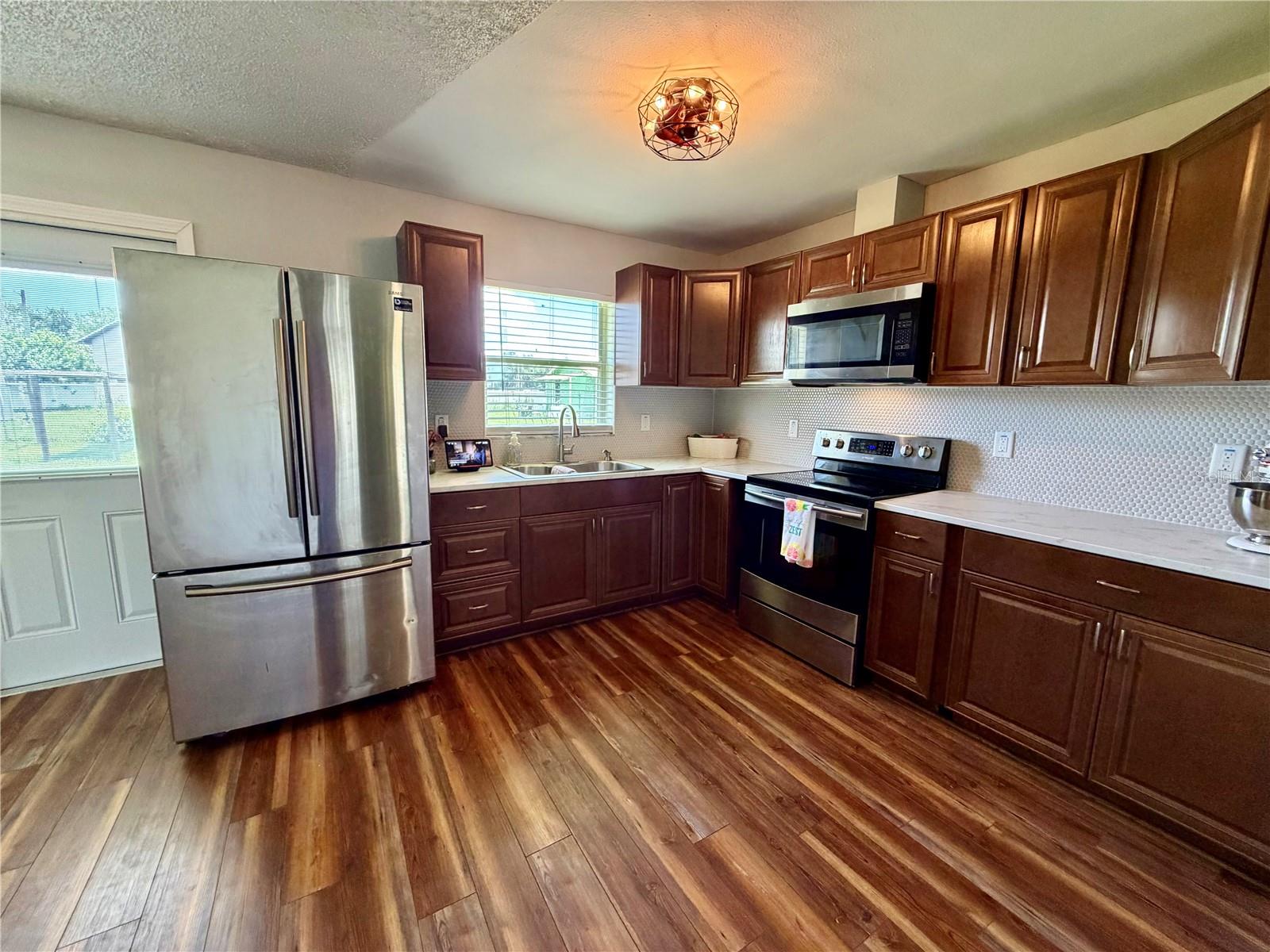 8 N HENDRY AVENUE