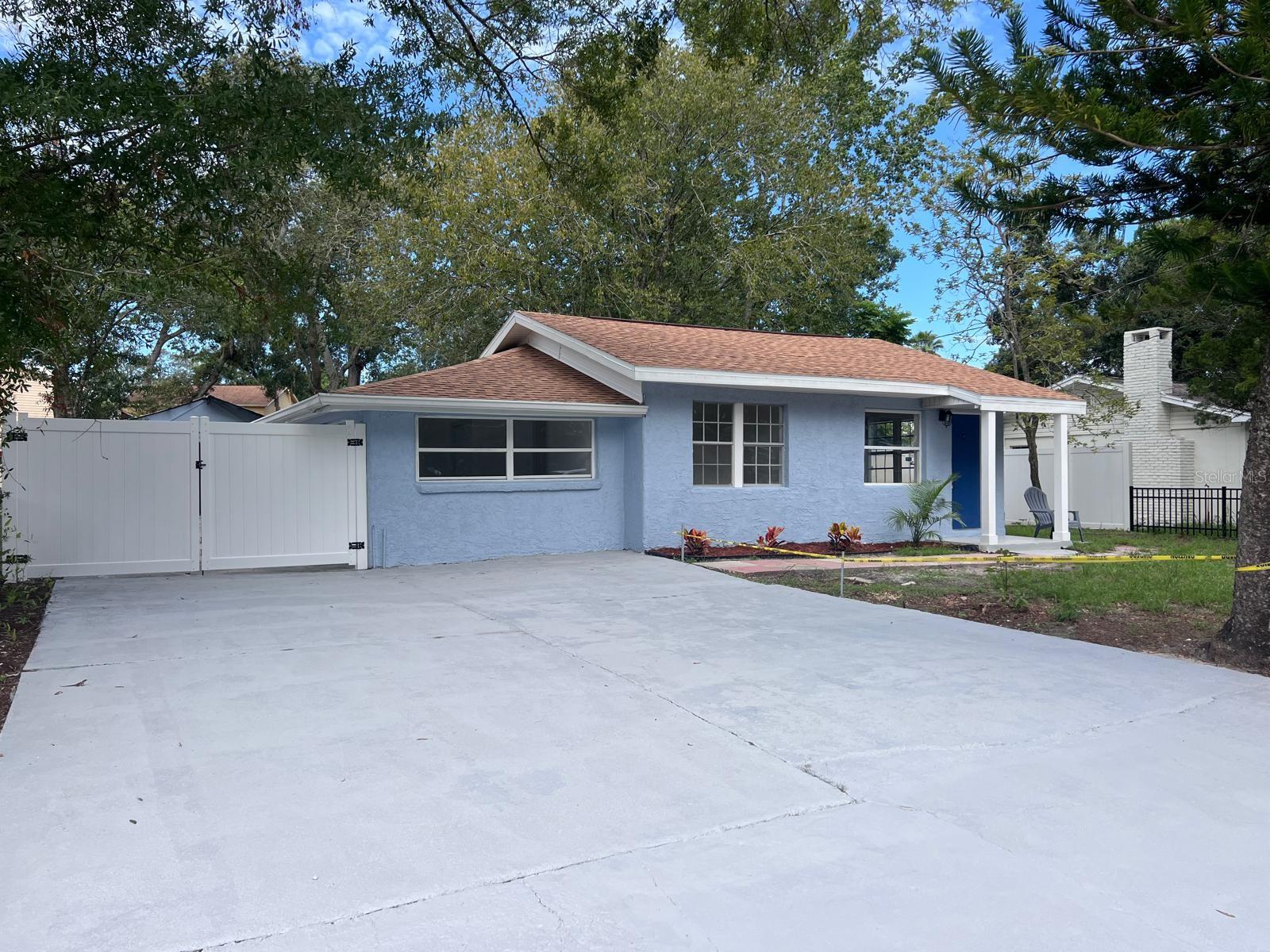 Beautiful, fully renovated home with 3 bedrooms, 2 bathrooms, offering convenience and freedom, with no HOA. Inside, the kitchen is equipped with stainless steel appliances, granite countertops, and new cabinetry. The luxurious laminate flooring has a neutral tone and blends seamlessly throughout the home. Step outside to your private paradise in the fully fenced backyard, perfect for grilling, entertaining friends, entertaining on the weekends, or relaxing evenings. This property is also an excellent investment opportunity; in the backyard, you'll find a garage that can be converted into a lovely studio, family room, or mother-in-law room, as needed.
Ideally located in the heart of Tampa, you'll be just minutes from shopping, restaurants, parks, and freeways for easy commuting. Updates include: luxury laminate flooring (2025), stainless steel appliances (2025), new roof, AC, and air ducts (2025), vinyl fence (2025), water heater (2025), and much more. Don't miss your opportunity to own a move-in ready home in this desirable area of Tampa. Conveniently located near shopping, restaurants, and major thoroughfares, and a short distance from Tampa International Airport. No HOA fees. This home won't last long, so schedule your showing today!