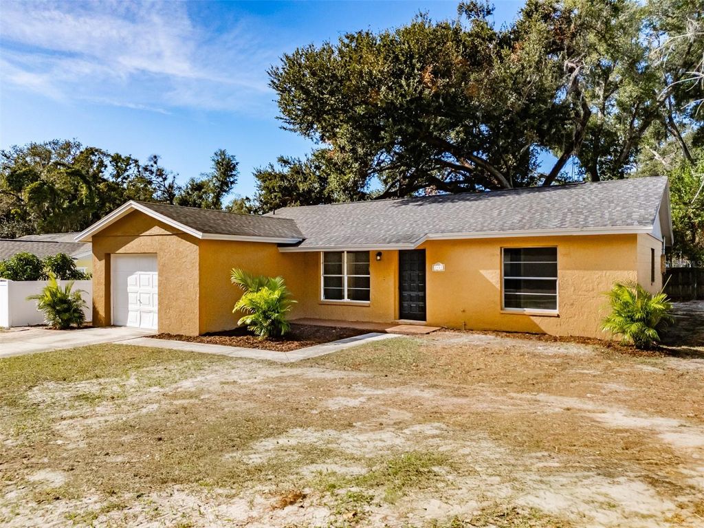 Photo of 2401 Devonwoode Place, Seffner, FL 33584 (MLS # TB8457545)