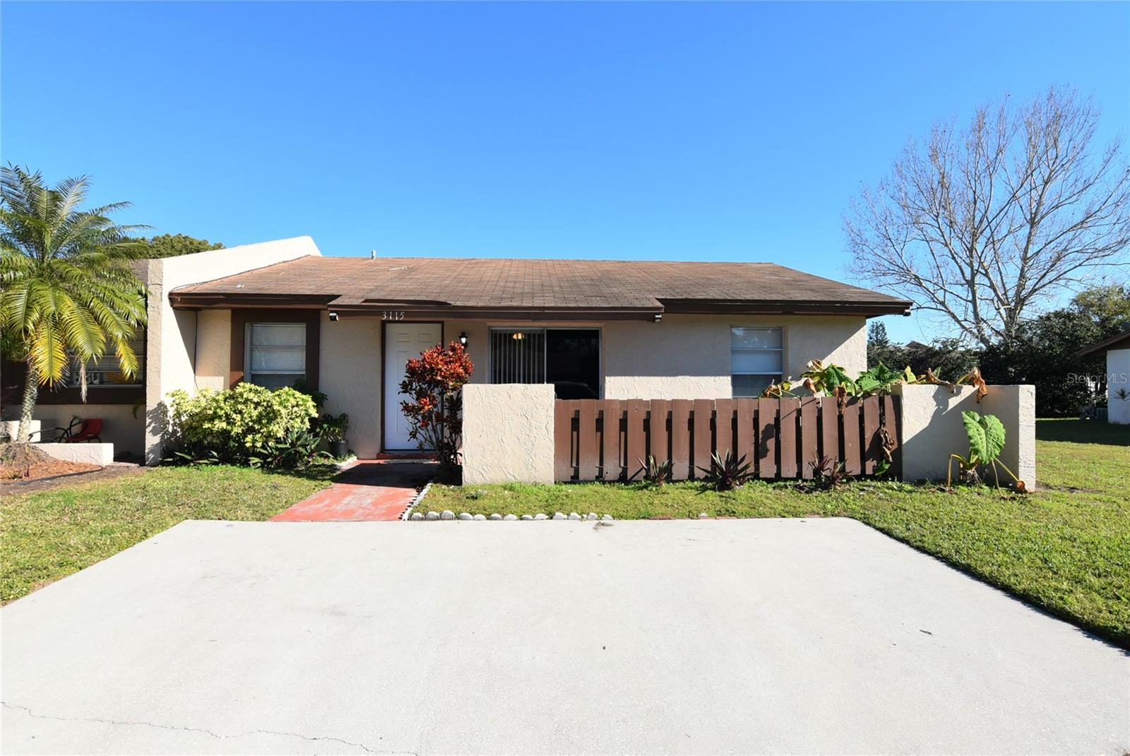 East Orlando 3BR 2BA in Royal Manor Villas. This END UNIT features VAULTED CEILINGS, open patio in front and screen porch in rear. NEWER REFRIGERATOR. Granite Counters, UPDATED CABINETS. W/D hookups in closet in kitchen, CARPET JUST INSTALLED. Master bath offers updated tile shower and bath 2 has tub/shower combo. Storage room in back of unit, entered from outside. Mini blinds, LARGE PARKING PAD. This one is priced to rent fast! LOCATION is minutes to FL-417 and FL-408 and short drive to Orlando International Airport. Don't wait on this opportunity. Community pool/clubhouse and tennis. Drive by first, then call for appointment.