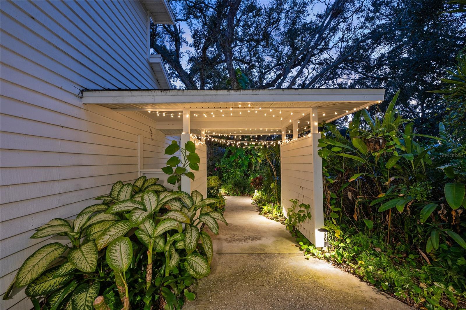 6704 ARBOR OAKS DRIVE