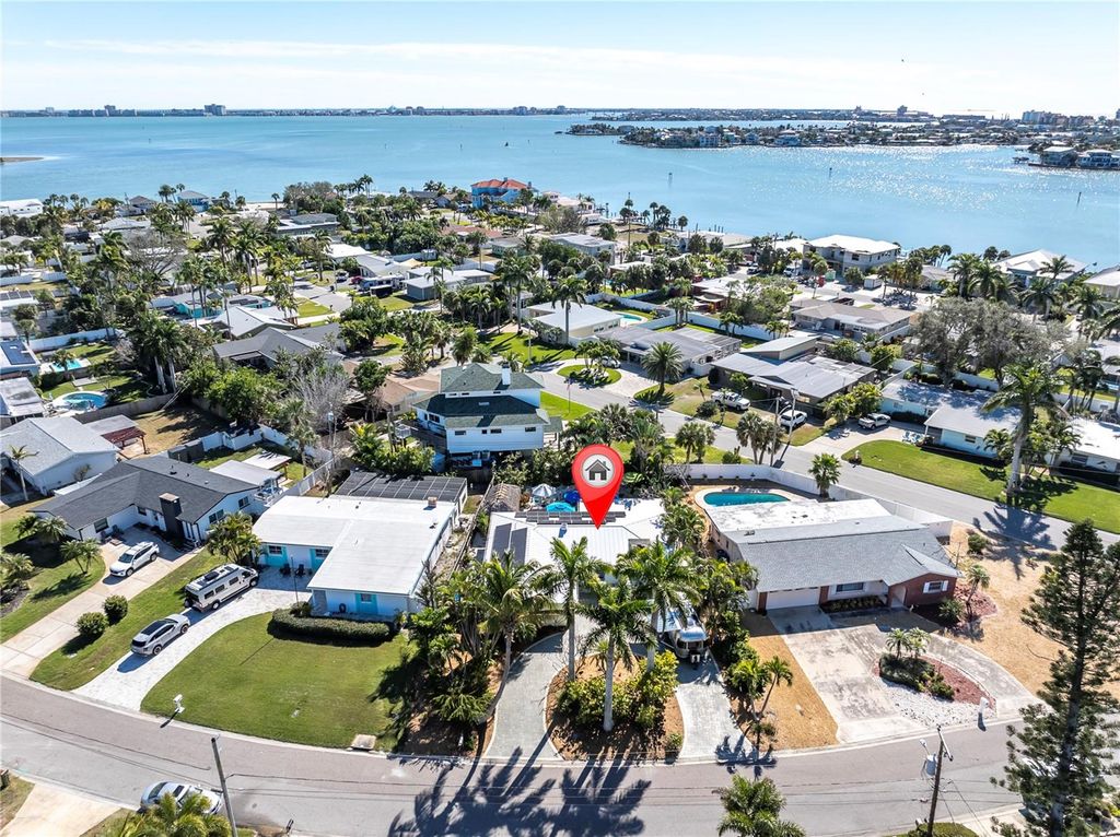 Photo of 6933 S Shore Drive S, St Petersburg, FL 33707 (MLS # TB8466852)