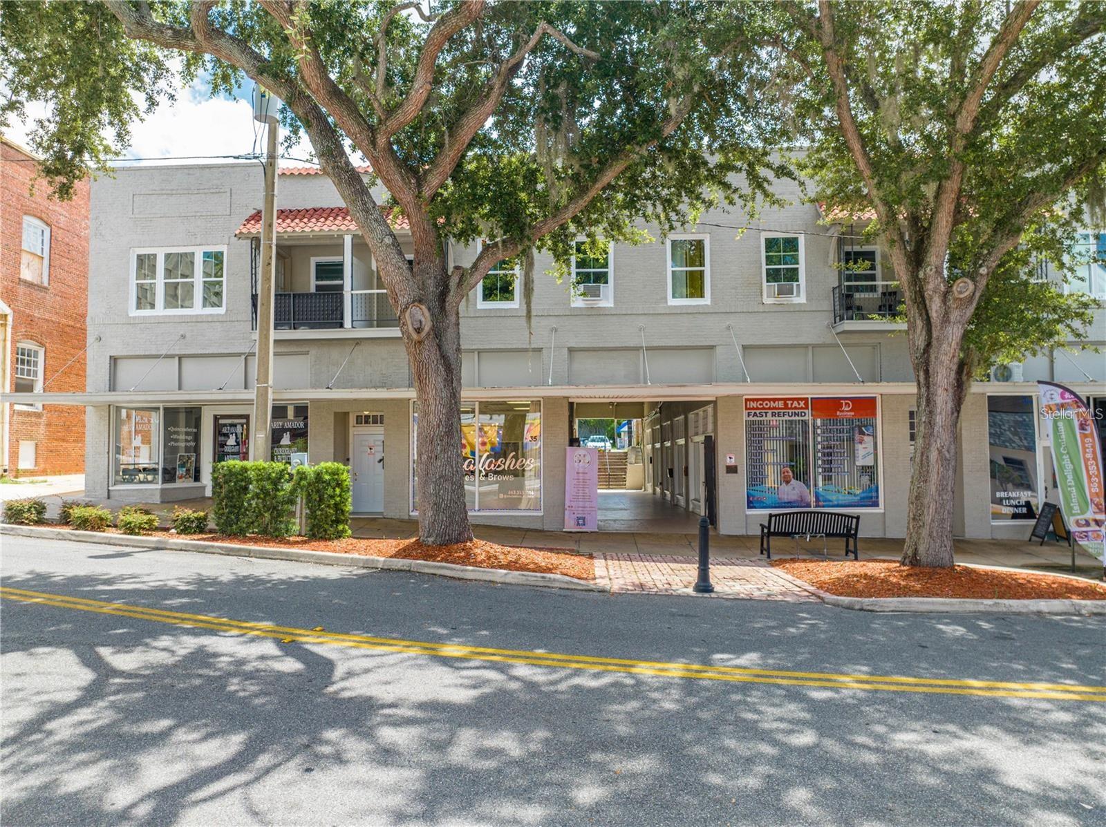 This cute one-bedroom, one-bath apartment is located on the second floor, right in the heart of downtown Haines City. It sits above some retail shops, making it super convenient and full of local vibes. The space is well laid out, with a comfy bedroom, a full bathroom, and a cozy living area to relax in. Living here means you're just steps away from shops, restaurants, and cultural spots.
