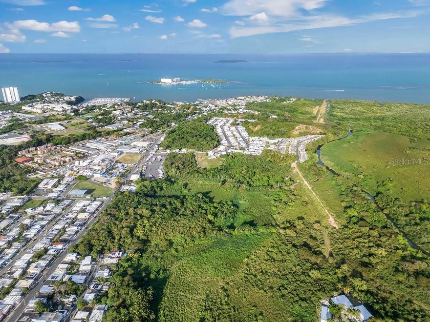 Increíble oportunidad de inversión en Fajardo. Terreno con doble zonificación R-l y A-P, ideal para multiples usos residenciales, agrícolas o comerciales ligeros. Ubicado a pocos minutos de marinas, playas y el centro de Fajardo, con rápido acceso a la PR-3 y a la terminal de lanchas hacia Vieques y Culebra. La ubicación estratégica y su condición no inundable lo convierten en una propiedad altamente atractiva para desarrolladores e inversionistas. Se vende dejado de tasación.