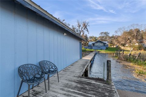 A home in HAWTHORNE