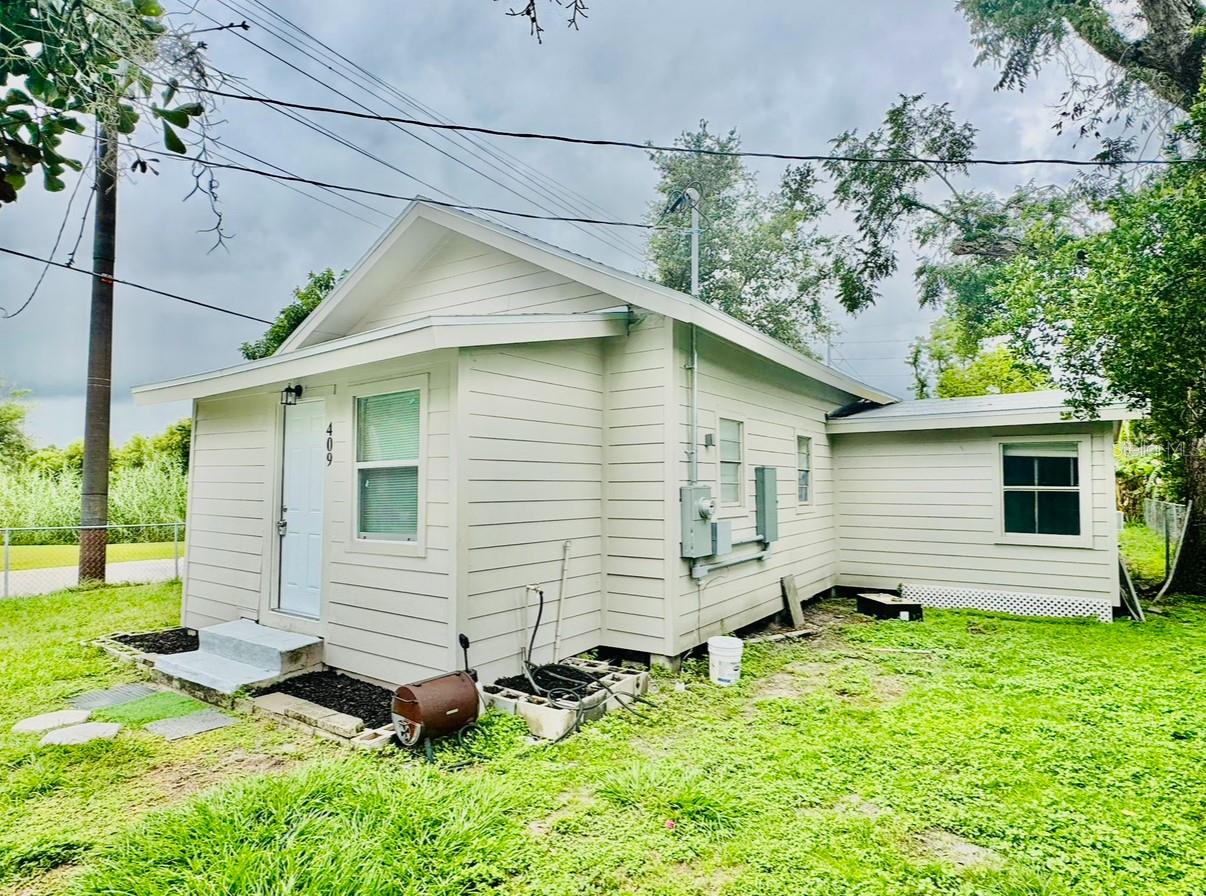 Special for buyers and investors! Perfect for rentals and first-time buyers. Enjoy the tranquility of outdoor living. Whether sipping coffee on the porch or planning a backyard garden, this home invites you to relax and enjoy. It's a home with history, heart, and everything you need to make it your own. Located in the heart of Mulberry, this 2-bedroom, 1-bath home offers great potential for investors looking for a renovation project or a future rental, situated on a corner lot. The city of Mulberry offers a variety of amenities, including the Phosphate Museum, Cultural Center, Skate Park, Butterfly Garden, and Mulberry Community Pool, with easy access to Tampa, Lakeland, and Bartow. The area has no HOA or CDD dues.