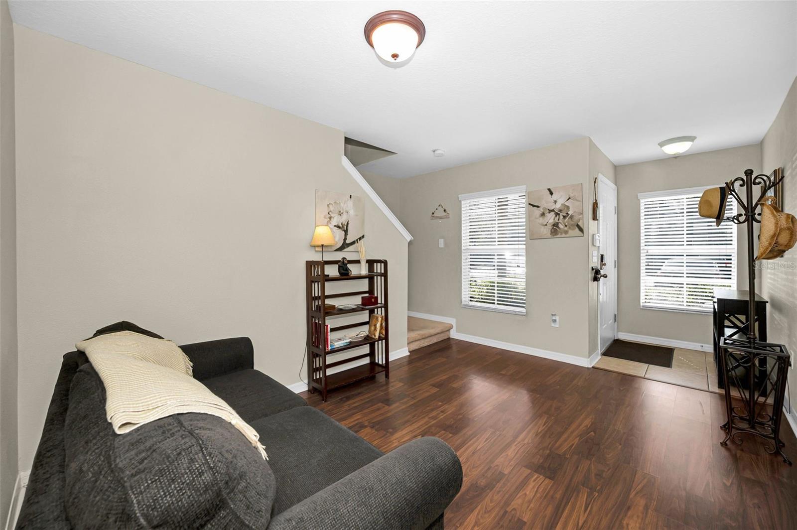 9736 TRUMPET VINE LOOP