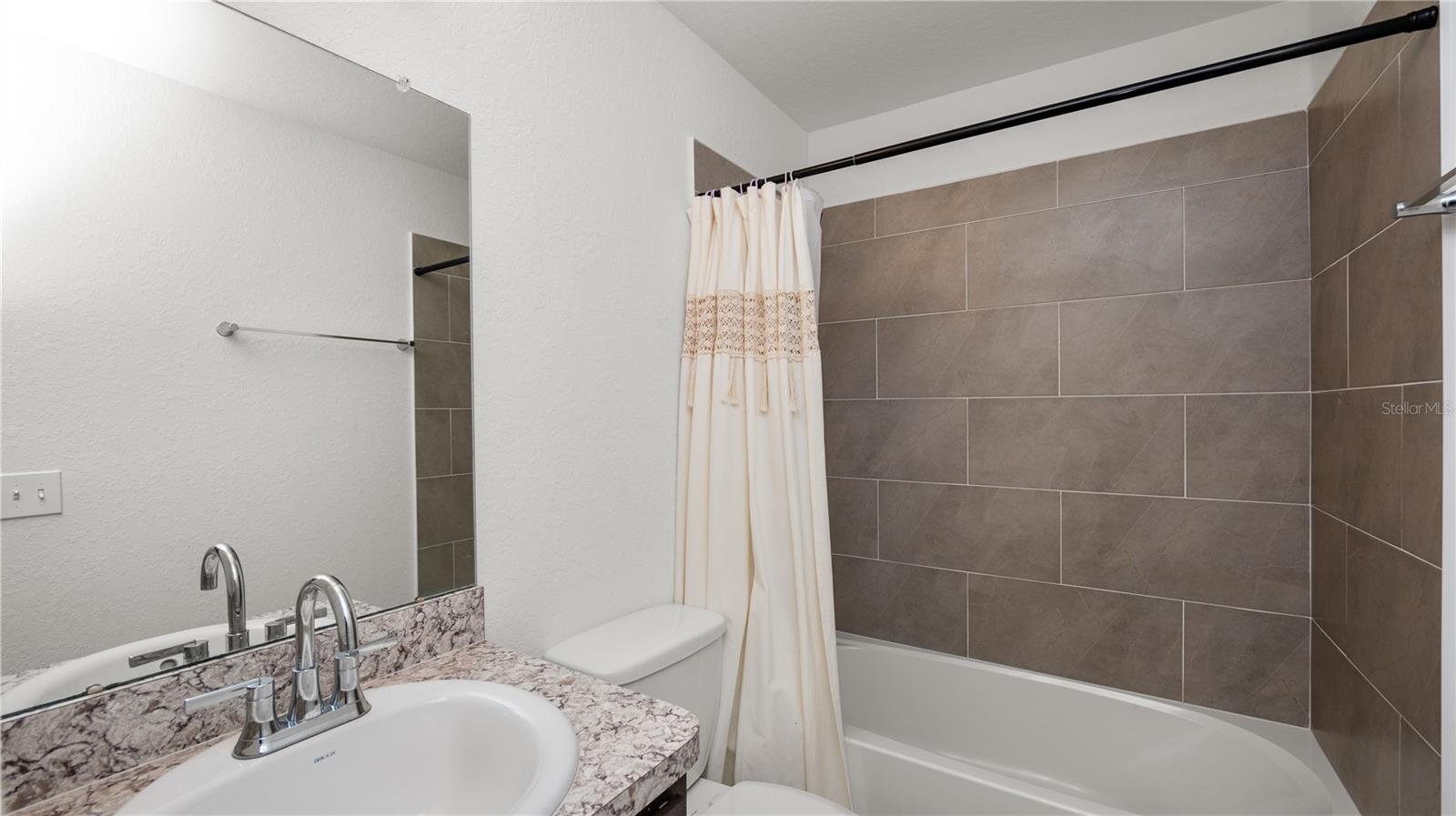 EAGLE POINTE/LAKELAND - Residential