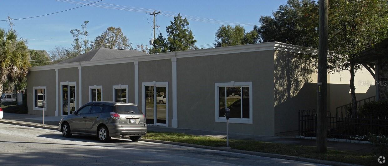 ***Motivated Landlord. Reach out for detailed brochure***
Prime commercial space available for lease in downtown Gainesville. This property features private and
street parking, on-site management, and a highly accessible location. The suite includes well-designed
o?ces, functional common areas, a reception area, and a full kitchen. The lobby and interior layout provide
a professional setting ideal for various o?ce uses. An excellent opportunity to establish your presence in a
central, well-maintained building.