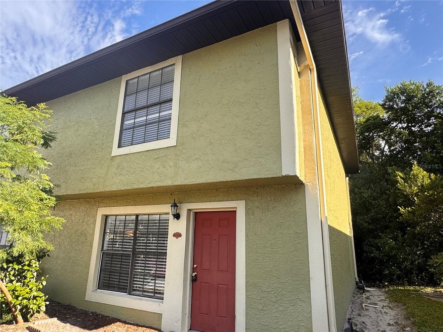 OWNER OFFERING ONE MONTH RENT CREDIT!!
Spacious 3 Bed / 2.5 Bath Townhome-Style Condo in Hidden Oaks, Winter Park

Welcome to this beautiful 3-bedroom, 2.5-bath townhome-style condo featuring modern finishes and a serene setting. Enjoy cooking in the kitchen with elegant granite countertops, durable tile flooring downstairs, and stylish luxury vinyl plank flooring upstairs.

Step outside to your fenced patio with peaceful conservation views, perfect for relaxing or entertaining.

Available NOW!

Renters insurance required