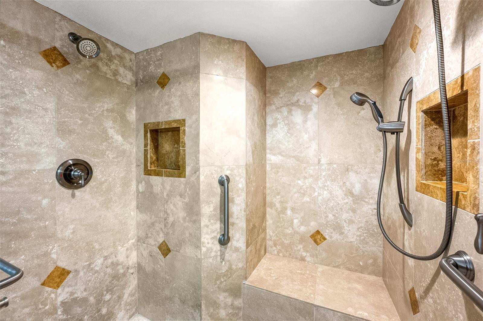 WHISPERING SANDS SEC 6 - Residential