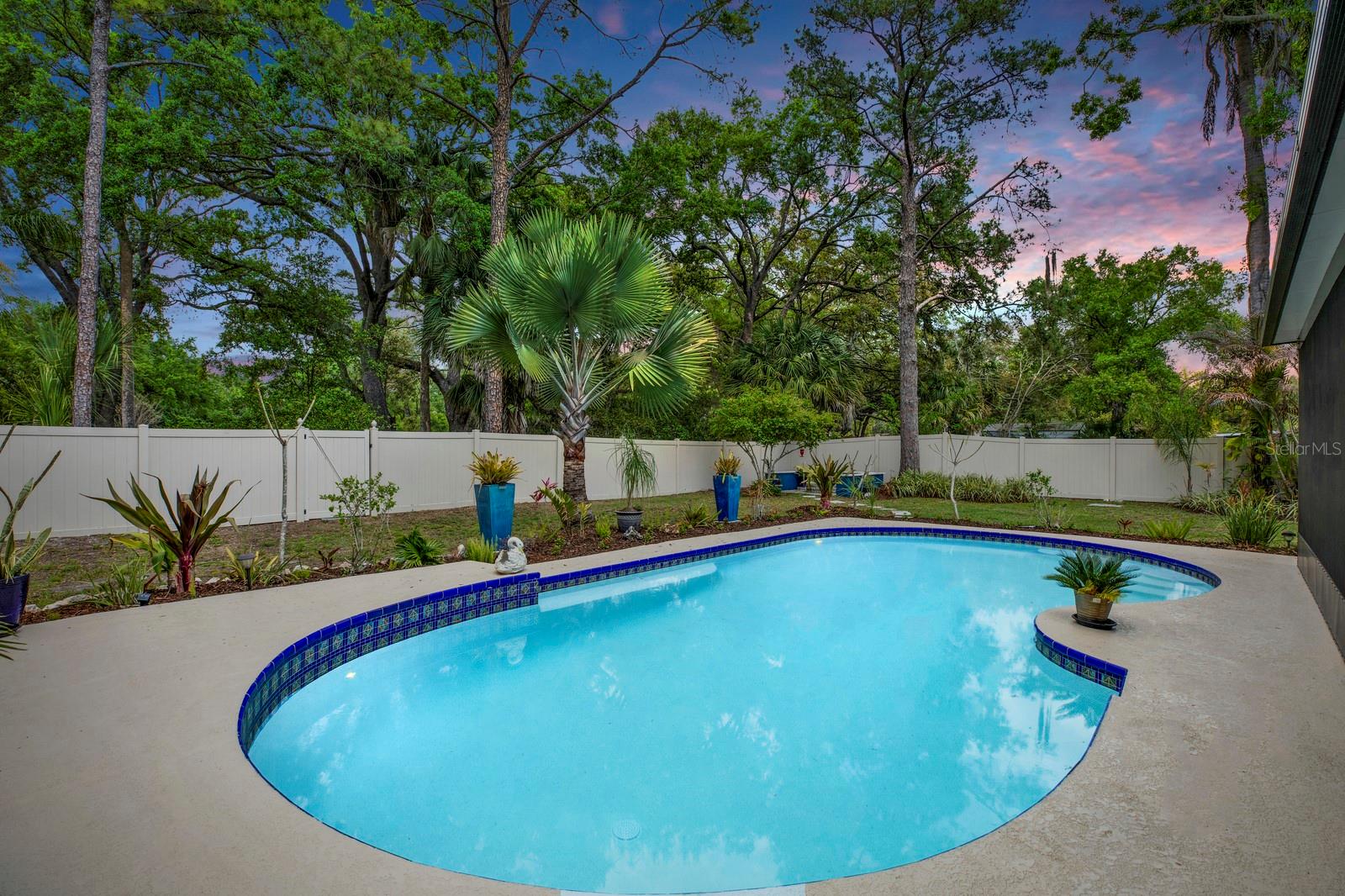 SHULTS & WALKER MANOR - Residential