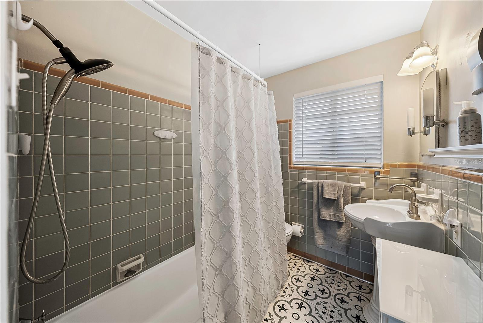 DON CE-SAR PLACE - Residential Income