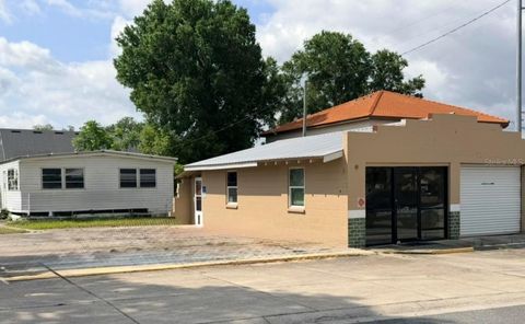 Photo of 124 W Lemon Street, Lady Lake, FL 32159 (MLS # G5112100)