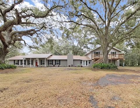 A home in PLANT CITY