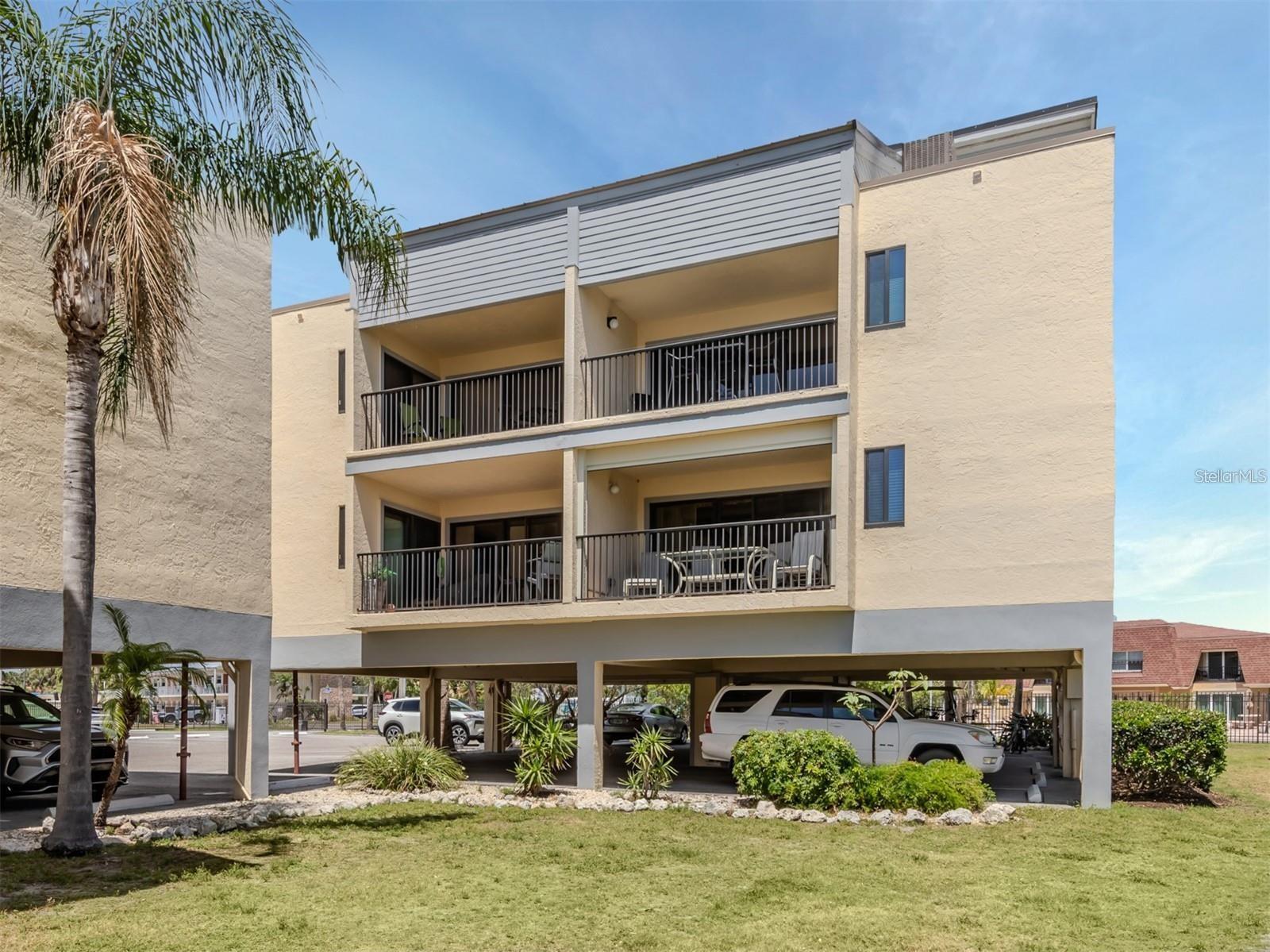 MACARTHUR BEACH - Residential