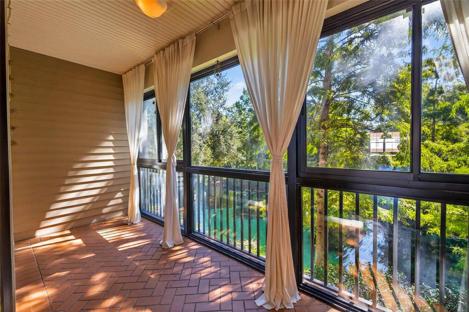 TOWNHOMES AT PELICAN POINTE - Residential