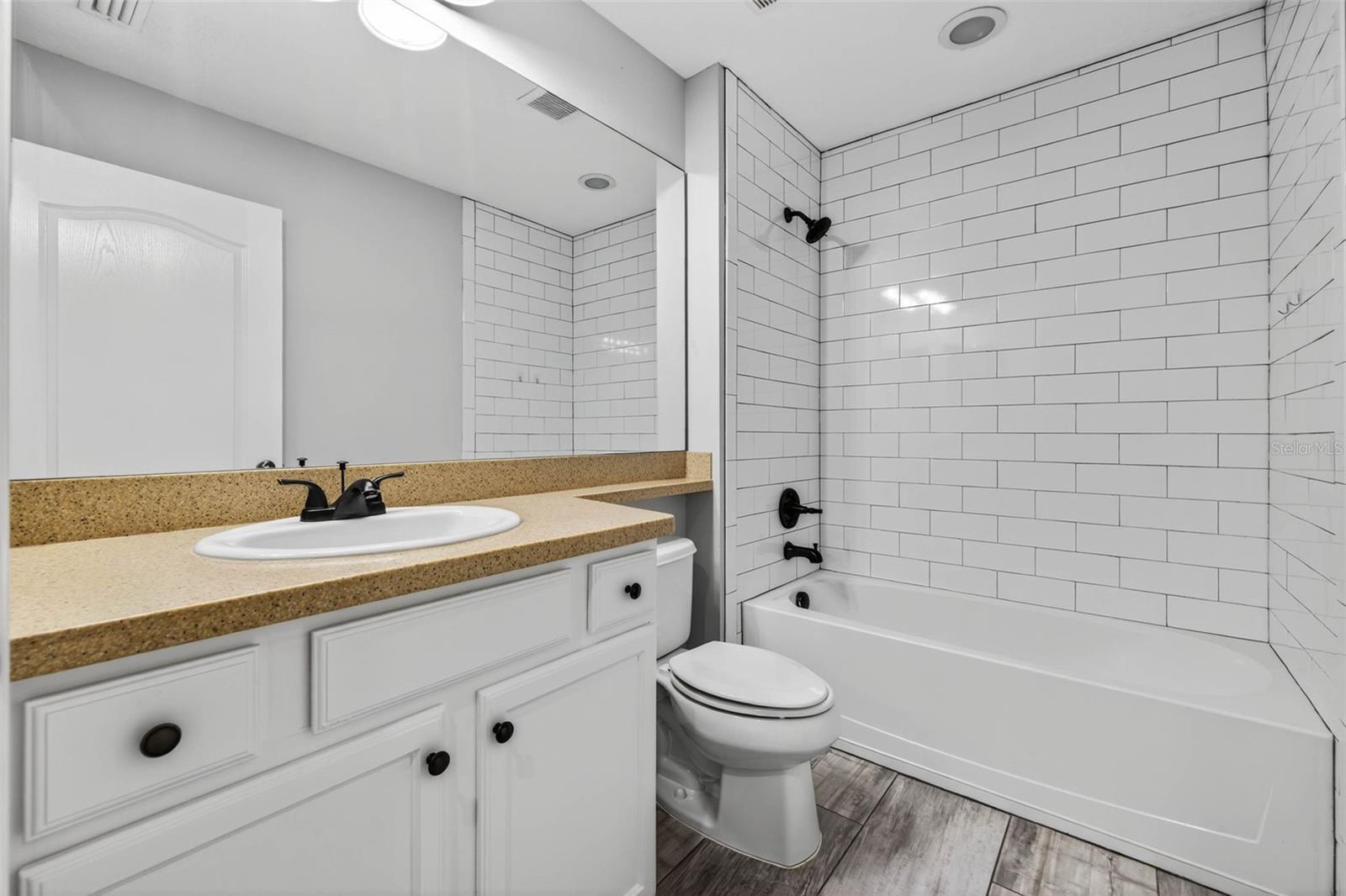 TOWNHOMES AT PELICAN POINTE - Residential