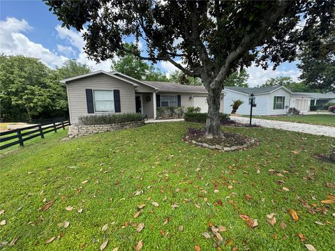 Photo of 314 Juarez Way, Lady Lake, FL 32159 (MLS # G5112190)