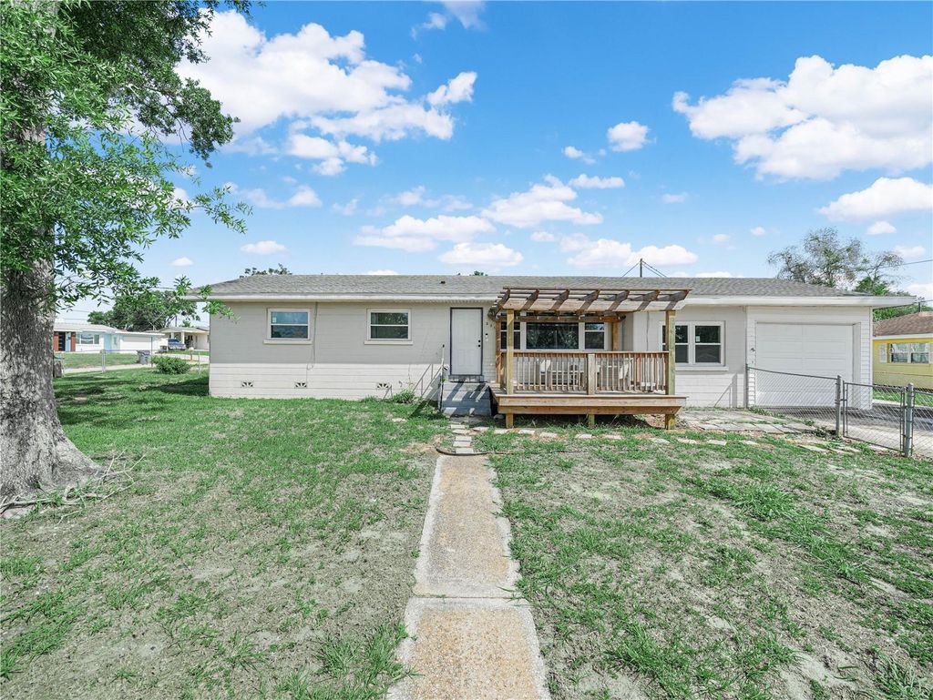 Photo of 231 Ridge Manor Drive, Lake Wales, FL 33853 (MLS # K4903520)