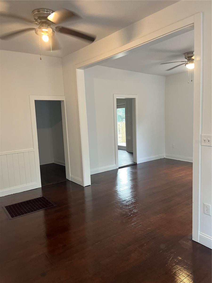 DELAND E 160 FT BLK 142 - Residential